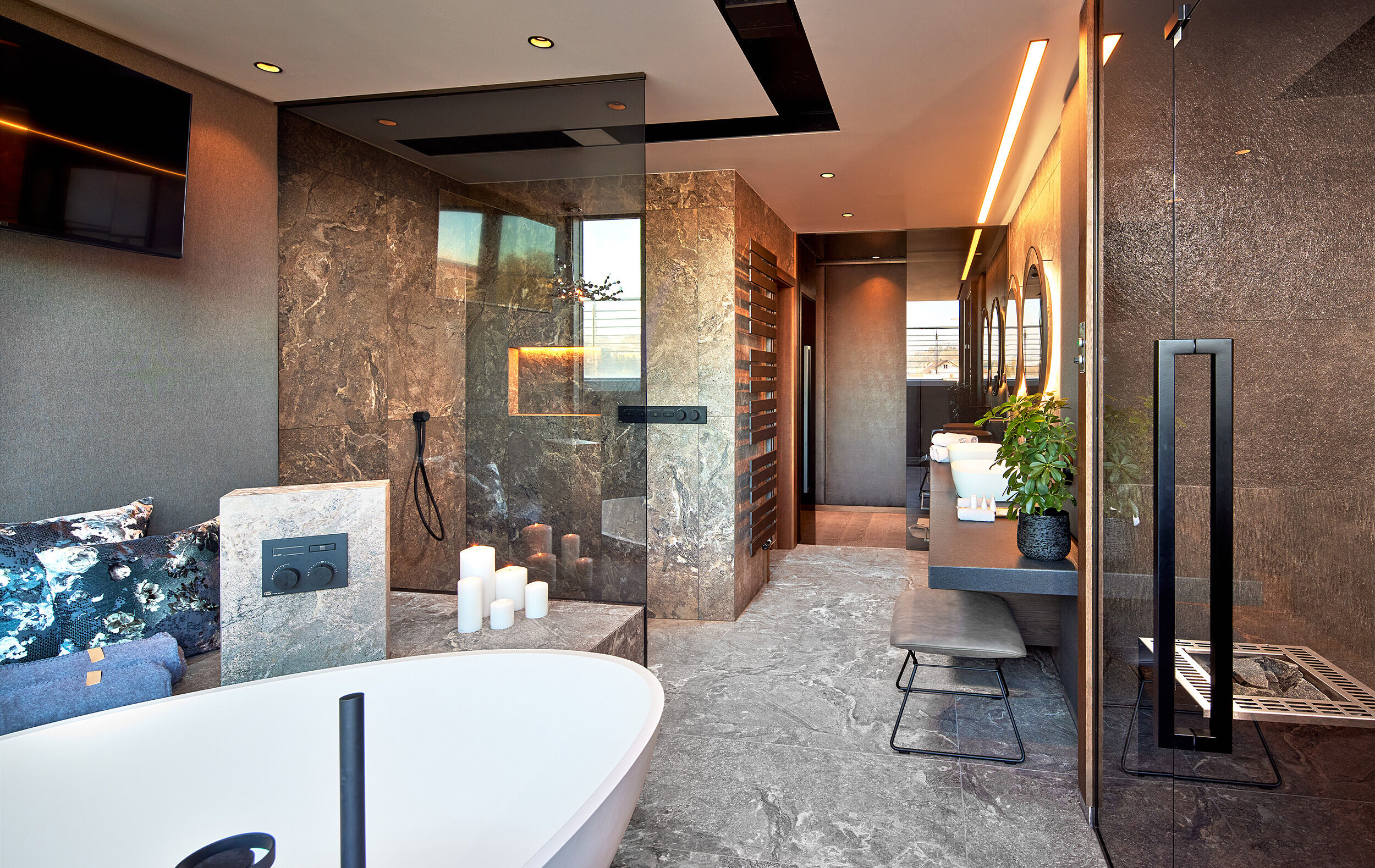 Luxury-Pool-Suite - freistehende DUO-Badewanne mit GESSI Binario Regensystem